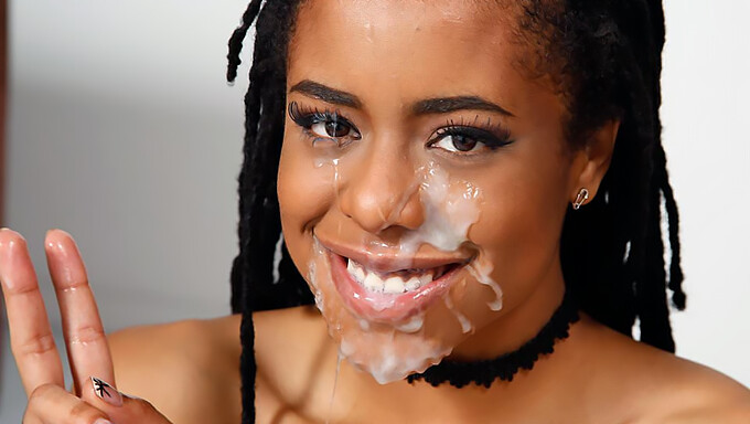 Ebony Skönhet Kira Noir Ger En Het Handjob I Denna Pov-Video