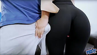 Una Teenager In Leggings Neri Mostra Le Sue Tette Naturali E Il Cammello In Un Video Hd