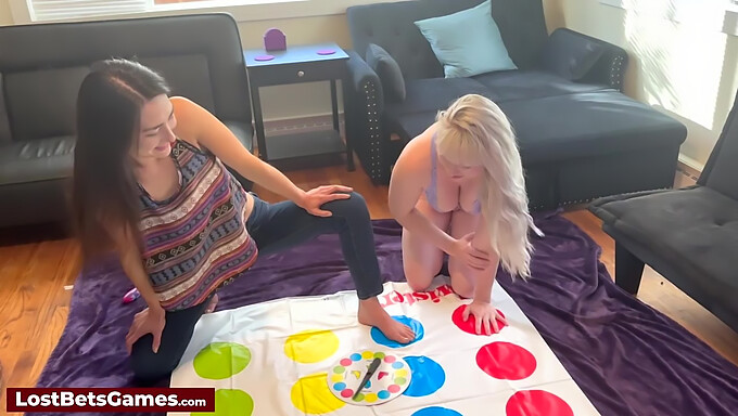 Un Toque Juguetón En El Clásico Juego De Twister Con Un Spin Lésbico, Con Adolescentes Y Juguetes Desnudos