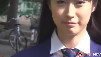 Tomomi Motozawa, Seorang Pelajar Dalam Pakaian Seragam Sekolah Menikmati Hubungan Sulit Dengan Rakan Sekelas.