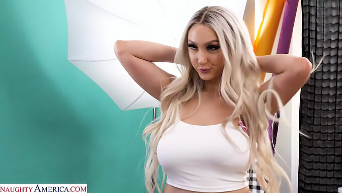 Skylar Vox, A Deslumbrante Amiga, Realiza A Fantasia Paterna Na Produção Da Naughty America.