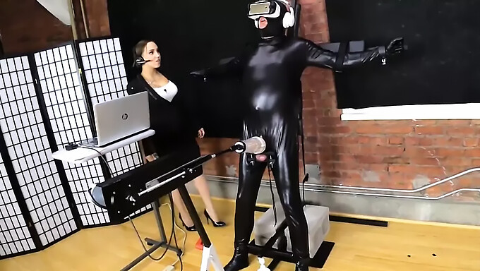 Femdom Mistress, Şeker Bebeğini Küçük Düşürmek Için Fuckmachine Kullanıyor