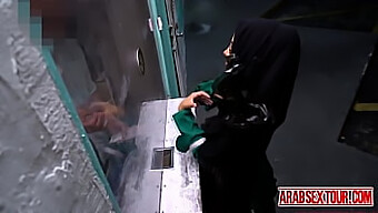 Wanita Arab Dengan Tetek Besar Melakukan Seks Kasar Di Bilik Hotel