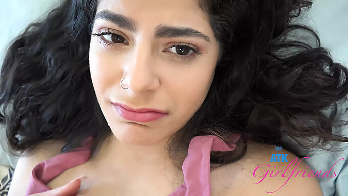 ¡mira A La Hermosa Morena Angel Gostosa Dar Una Mamada Pov Y Un Footjob En Un Video Caliente! ¡te Dejará Sin Aliento!