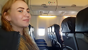 Ragazza Adolescente Fa Un Pompino E Una Sega Bollenti Su Un Aereo