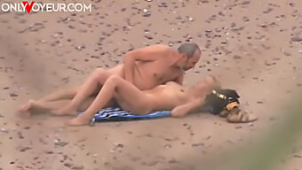 Sexo Público En La Playa: Milf Y Joven Semental Se Divierten