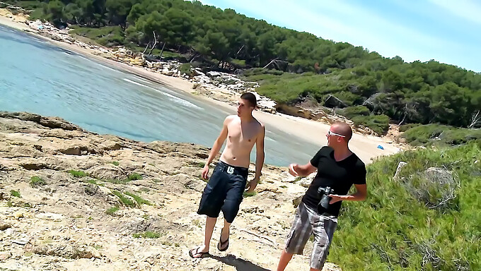 Deux Hommes Gays Ont Une Aventure Anale Sauvage En Plein Air Avec De Gros Seins Naturels