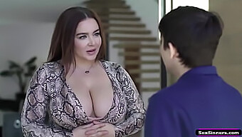 Oglejte Si Vročo Milf, Ki Jo Je Pofukal Tip V Pornografskem Videu Za Maščevanje