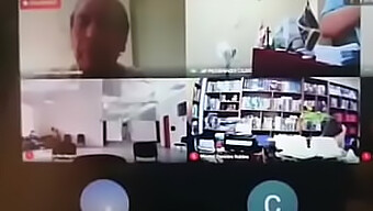 L'Avvocato Registra Accidentalmente Un Video Di Nudità Completa Davanti Alla Telecamera Durante Il Lavoro Tramite Zoom