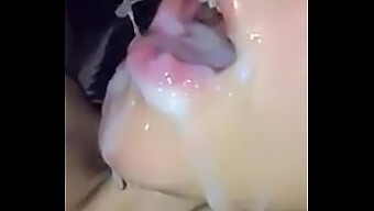 Mira Cómo Una Morena Caliente Recibe Faciales En Este Video Caliente