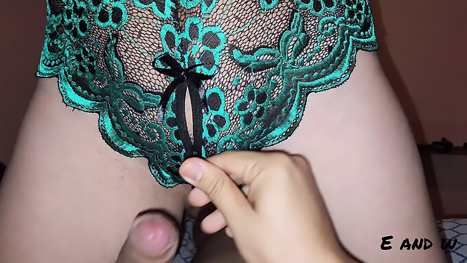 Tienermeisje In Zelfgemaakte Video Laat Haar Klitje En Kutje Zien In Lingerie