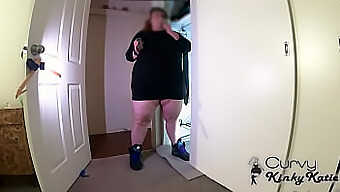 Eine Wunderschöne, Fette Milf Raucht Und Masturbiert In Ihrem Schrank