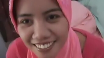 Wanita Asia Mencuba Batang Putih Dalam Video Dalam Talian.