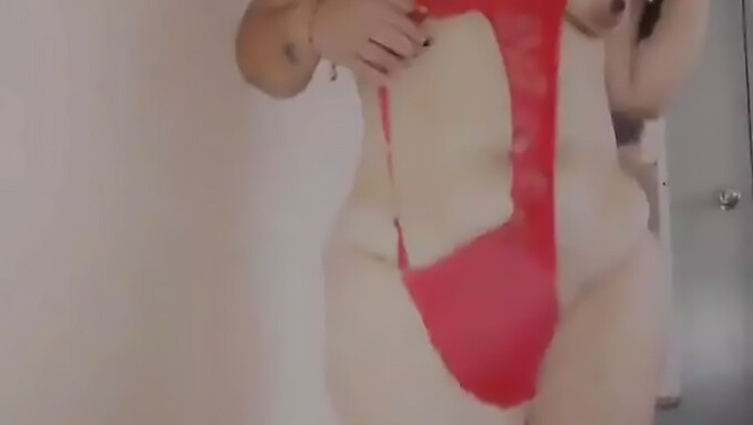 Amadora Gostosa Mostra Sua Bunda Grande De Lingerie E Brinca Com Brinquedo Sexual