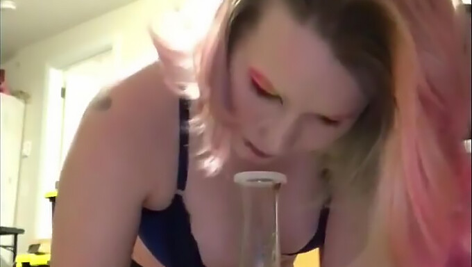 La Ragazza Che Fuma Dà Piacere Orale Con Passione