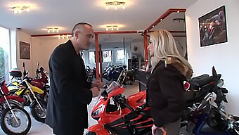 Het Milf Får En Motorsykkel Og En God Analsex - Hd-Video.