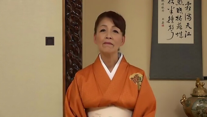 Japansk Milf Får En Creampie Bakifrån