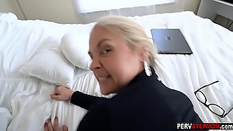 Blond Stemor Med Stor Rumpe Og Pupper Rir Stor Kuk I Pov Pornovideo