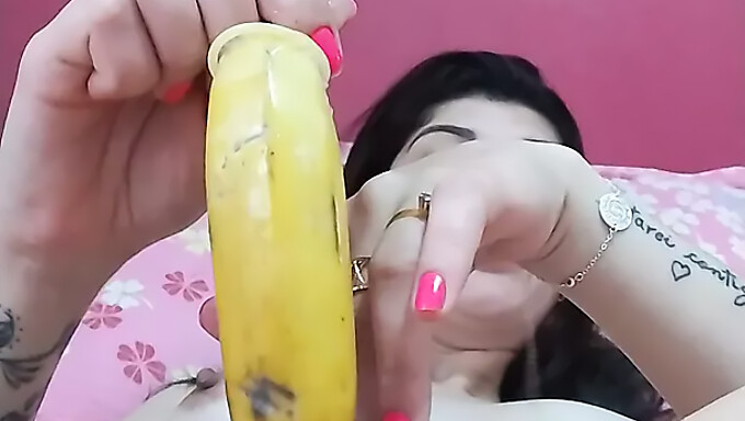 Hausgemachtes Video Von Einer Kurvigen Babe, Die Mit Einer Banane Masturbiert