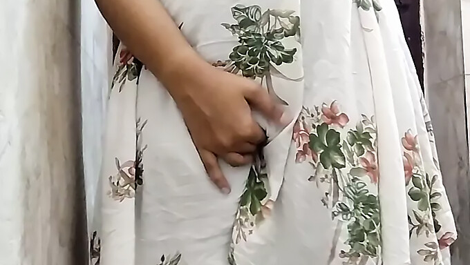 Un Couple Indien Amateur Profite D'Une Session De Doigtage Lesbien