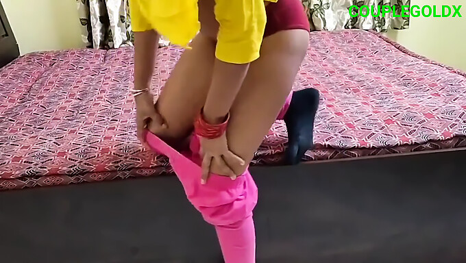 La Primera Vez De Komal Bhabhi Con Un Dildo Amarillo