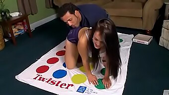 Yaz Si Fa Birichina Con Un Po' Di Twister E Masturbazione