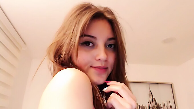 Giovane Ragazza Universitaria Mostra La Sua Figa Dall'Aspetto Vergine In Webcam