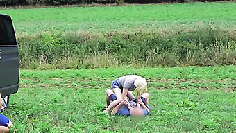 Una Madura Transgénero Toma El Control En Un Video Dominante