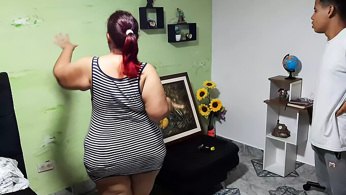 Zralá Žena A Dospívající Si Sdílejí Hluboký Penis V Horkém Videu