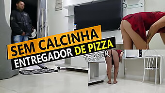 Cristina Almeida Mini Szoknyában És Bugyi Nélkül Mutatja Meg A Punciját A Pizza Kiszállítás Közben