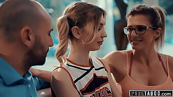 Sarışın Cheerleader, Antrenörü Ve Karısı Tarafından Beceriliyor