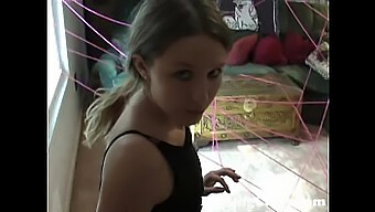 Uma Adorável Garota De 18 Anos Se Envolve Em Uma Estimulação Brincalhona Com Seu Dildo Em Darlingcams.Com.