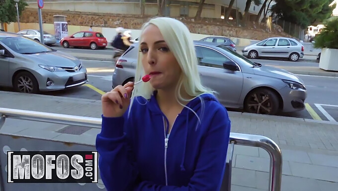 Liz Rainbow'S Hot Pickup Public În Videoclipul Mofos