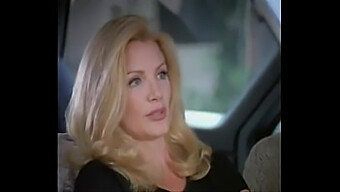 Os Peitos Grandes E O Corpo Curvilíneo De Shannon Tweed Em Uma Cena Softcore Quente